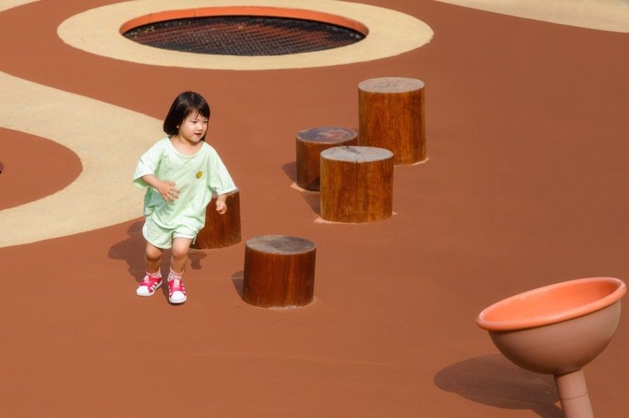 户外小区游乐设备选购指南-2025年最新安全标准与设计趋势 户外小区游乐设备选购指南-2025年最新安全标准与设计趋势